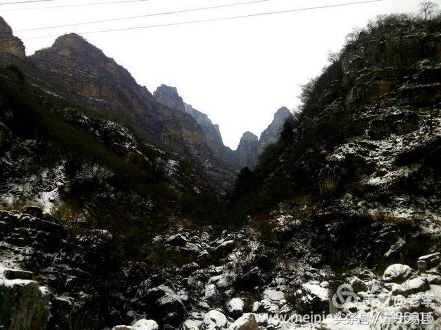 狼牙山五壮士跳崖的地方叫小莲花峰,由于这些年封山育林,树木把原来