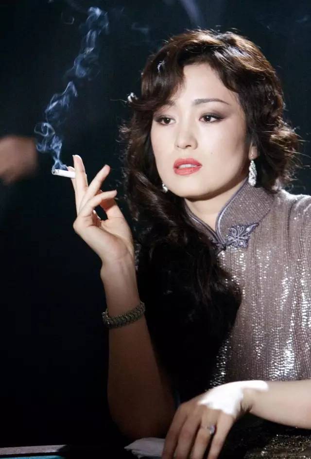 女明星的抽烟动作,巩俐最迷人,赵丽颖像吃棒棒糖!