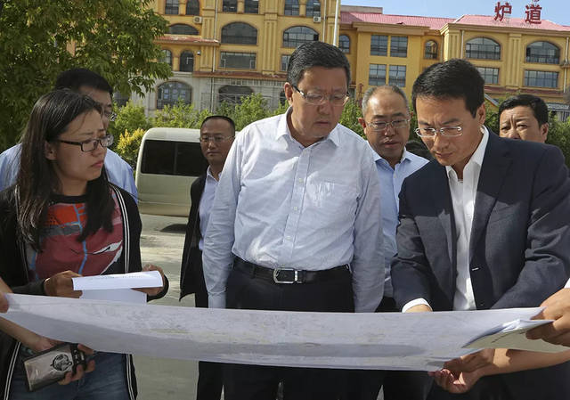 罗虎在深入锡林浩特市调研时强调,抓重点攻难点,扎实推动经济发展和