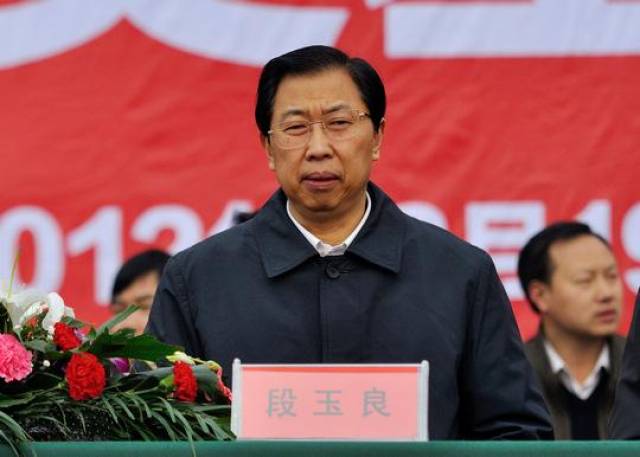 2001年5月22日,河南省汝州市的"黑老大"唐利峰一审被判处死刑,他的