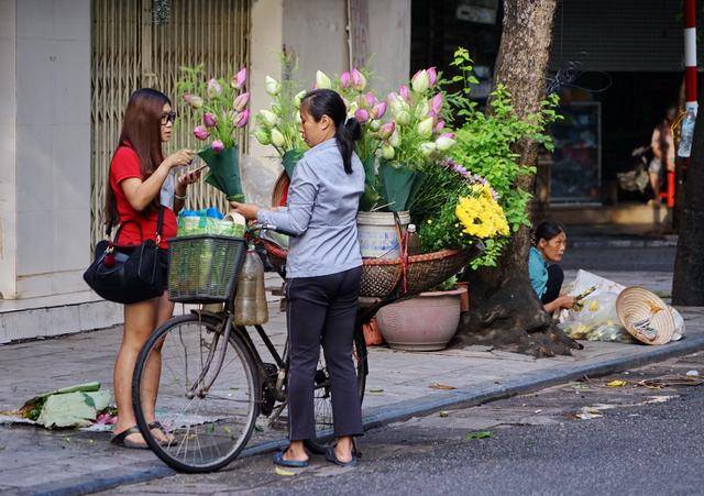 河内街头很多卖鲜花小贩,越南人真的爱花吗?终于明白是这个用意