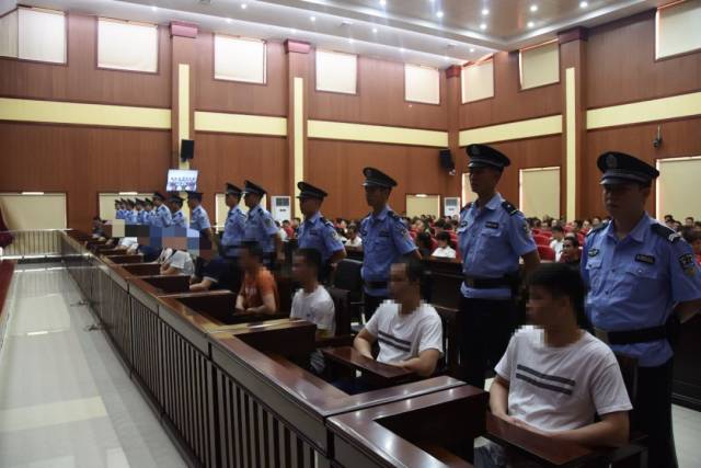 大快人心!百色一涉黑团伙公开受审,曾聚众斗殴致一人死亡