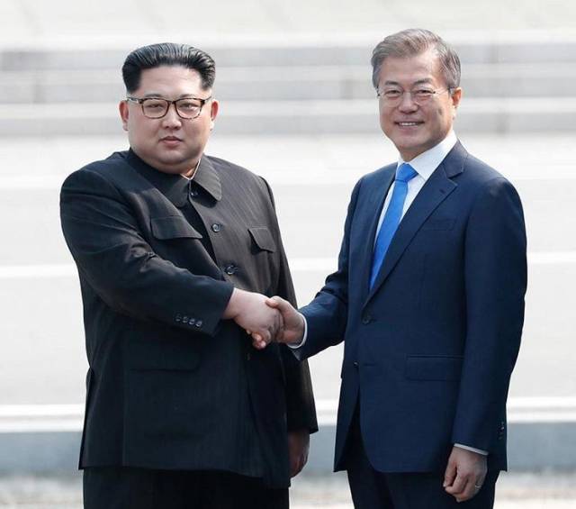 4月27日 朝鲜最高领导人金正恩和韩国总统文在寅首次会面
