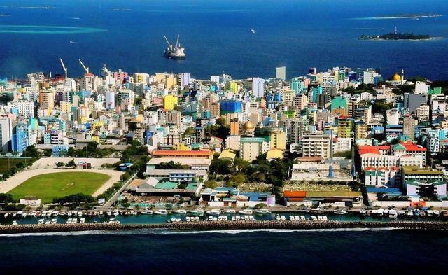 5平方公里,马累居民数量约为14万人,也就是马尔代夫全国人口的将近三