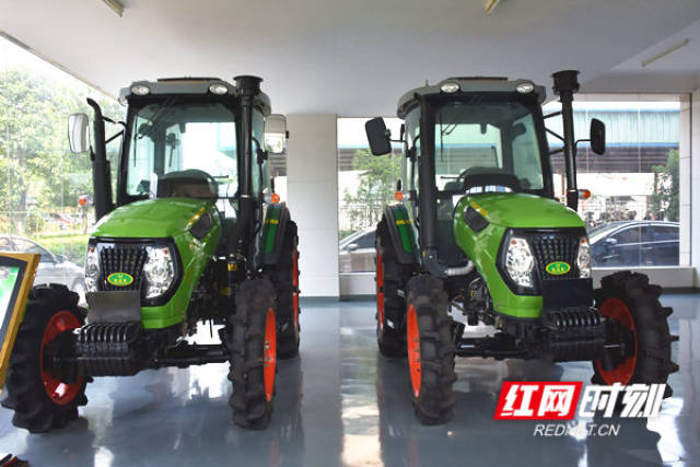湖南农友集团研发的新型农机拖拉机.