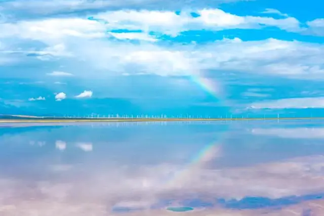 去茶卡天空壹号景区 体验梦幻湖光意境