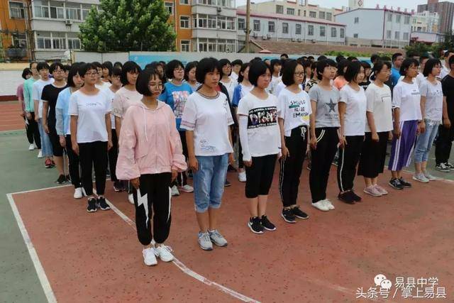 易县中学举行2018级高一新生军训总结表彰大会