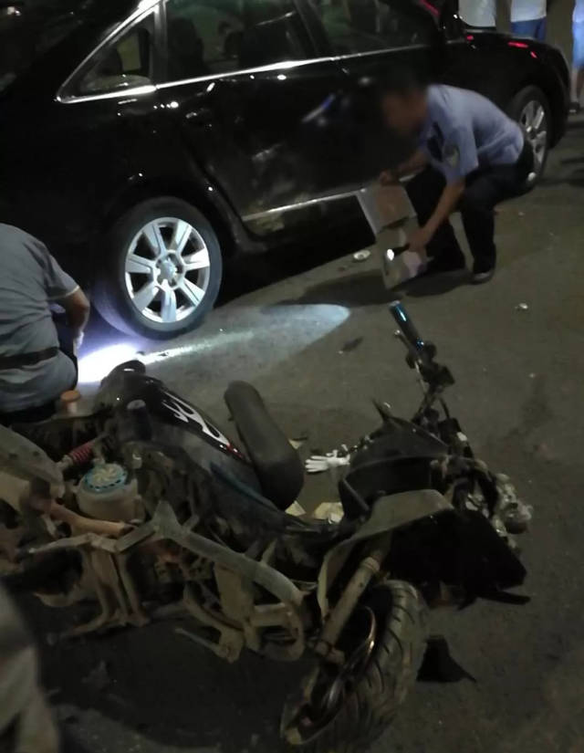 日晚上六点四十左右,邵东北岭路四完小后门,博雅花园门口突发严重车祸