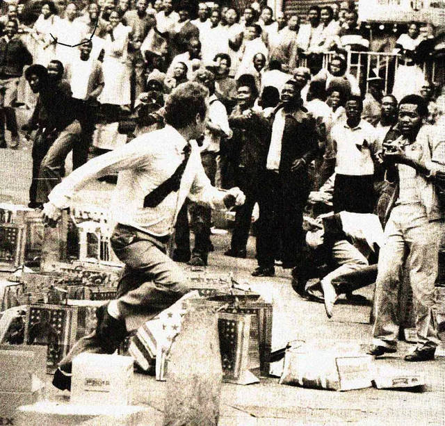 1985年南非约翰内斯堡发生骚乱期间,一名白人男子从愤怒的黑人人群中
