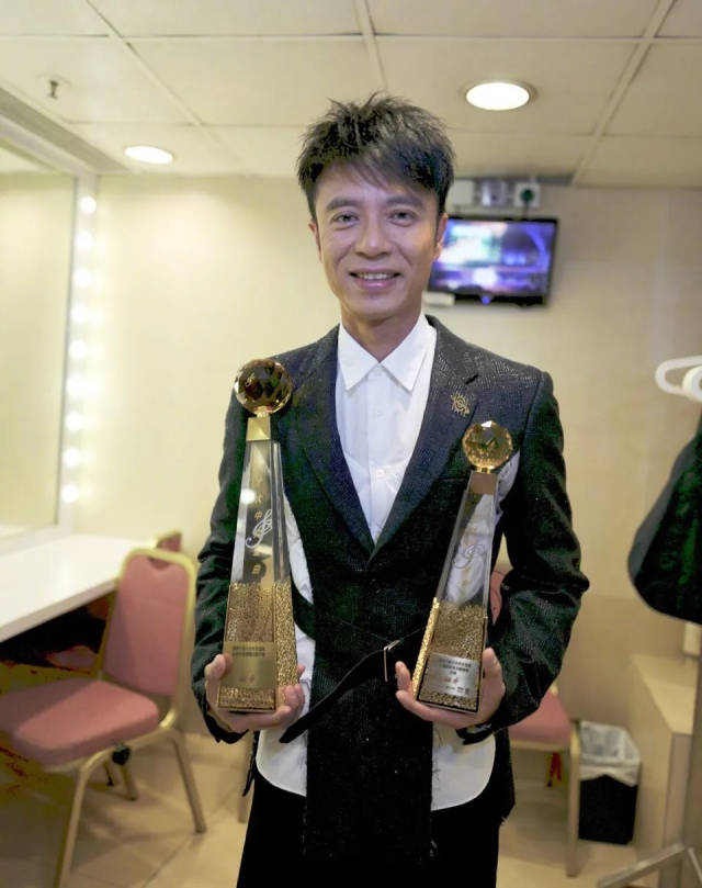 51岁李克勤胡子花白,眉毛稀疏,唱过无数金曲,岁月难敌
