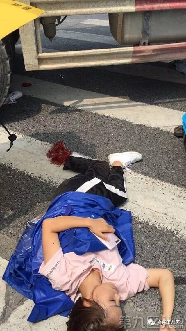 又有 网友爆料 桐南小区人民路路口发生车祸, 一女子的脚被大货车碾压