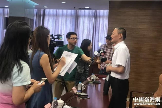 漳平市人民政府副市长陈良斌接受记者提问.