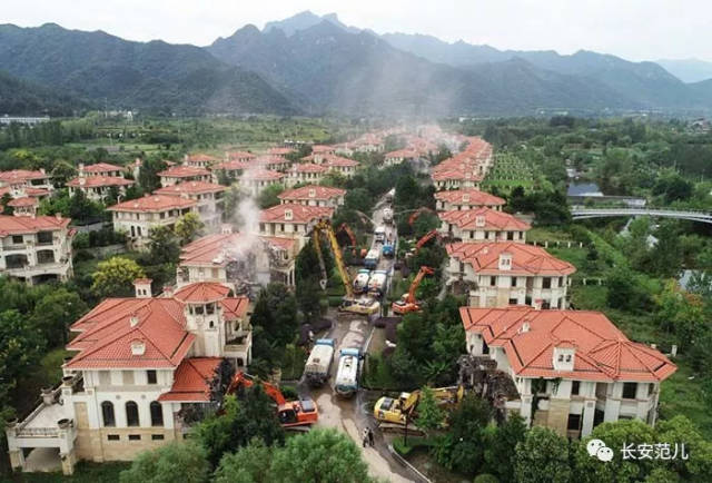 100多台机械同时开动,45幢别墅同时开拆,标志着西安市秦岭北麓违建