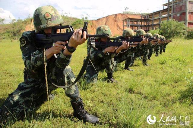 广西来宾:武警特战队员进行实弹射击训练