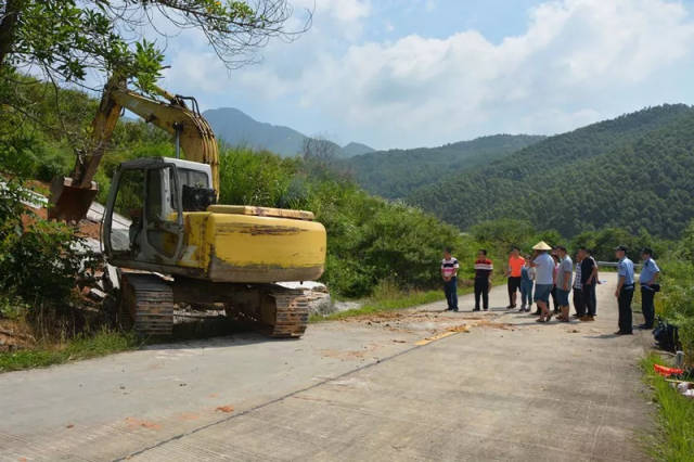 丰顺出动大铲机拆除了一座坟墓._龙岗镇