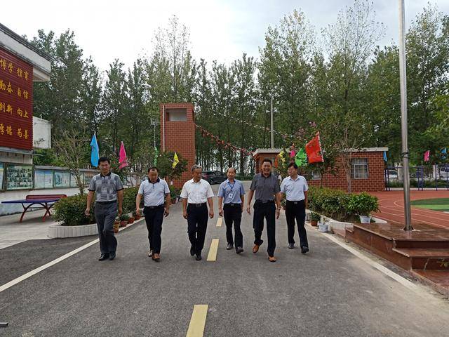 阜南县委书记崔黎,教育局局长陈刚到苗集镇张古小学走访慰问教师