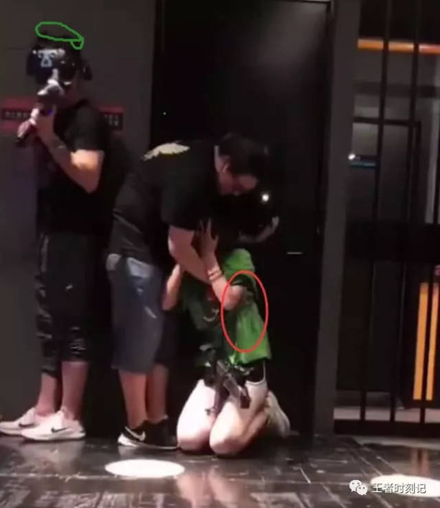 美女陪男友玩VR绝地求生,女孩害怕,白白便宜了