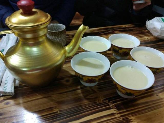 在当地的藏餐里都可以品尝到酥油茶 糌粑