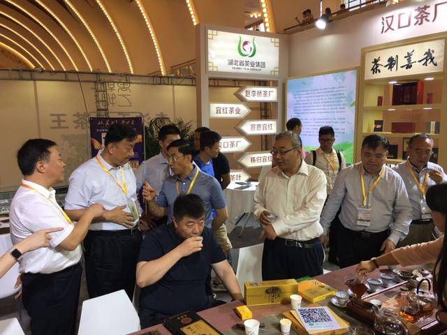 中国茶叶流通协会会长王庆(左二)在湖北省茶业集团展区指导工作.