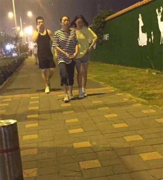 张馨予带老公回娘家，何捷夫妇与丈母娘同框散步，十分低调