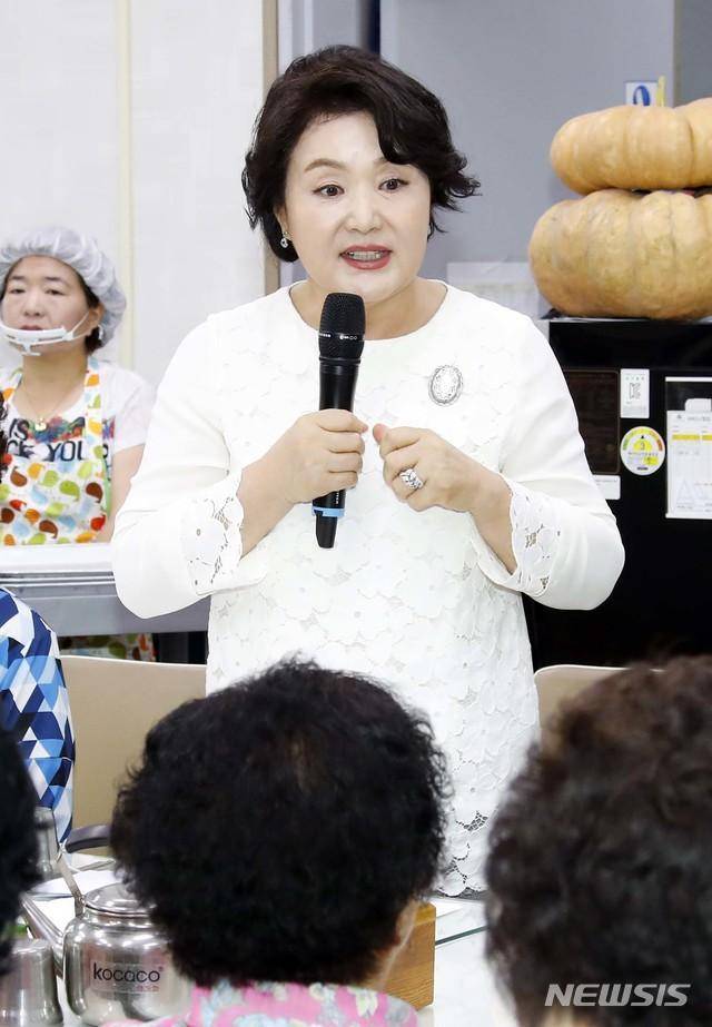 饭前,文在寅总统夫人金正淑女士向老人们致词.