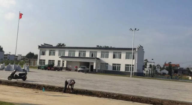 新马集镇赵寨村动用挖掘机整治沟塘,组织公益性岗位人员清除路边杂草