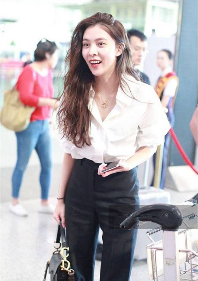 宋妍霏穿白色衬衫搭配黑色裤子现身机场 打扮清新似职场女白领