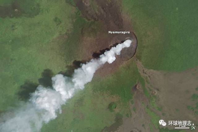 ◤喷发形成的熔岩流@nasa/20110629 刚果民主共和国 尼亚穆拉吉拉火山