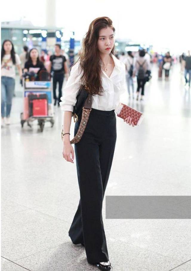 宋妍霏穿白色衬衫搭配黑色裤子现身机场 打扮清新似职场女白领