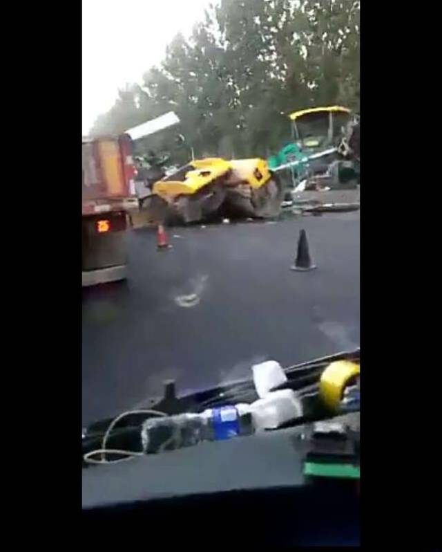 河间北环106,发生严重车祸,油罐车撞上正在路边作业的压路机及工人
