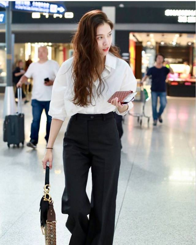 宋妍霏穿白色衬衫搭配黑色裤子现身机场 打扮清新似职场女白领