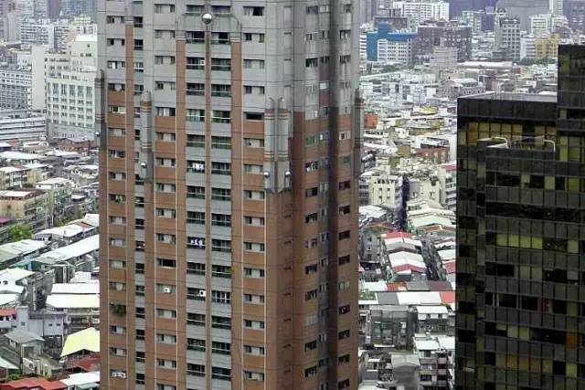 吉凶:容易引发血光之灾描述:住家门前弯形的天桥,称之为镰刀煞.