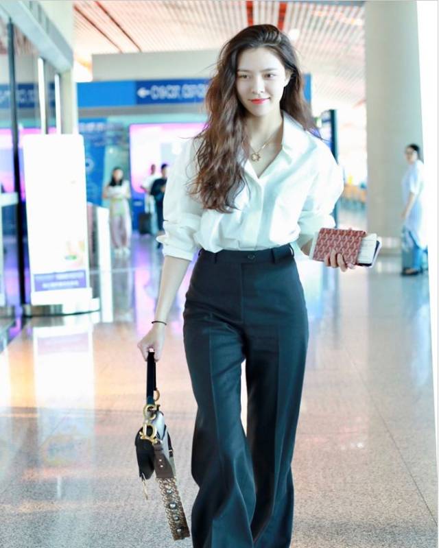 宋妍霏穿白色衬衫搭配黑色裤子现身机场 打扮清新似职场女白领
