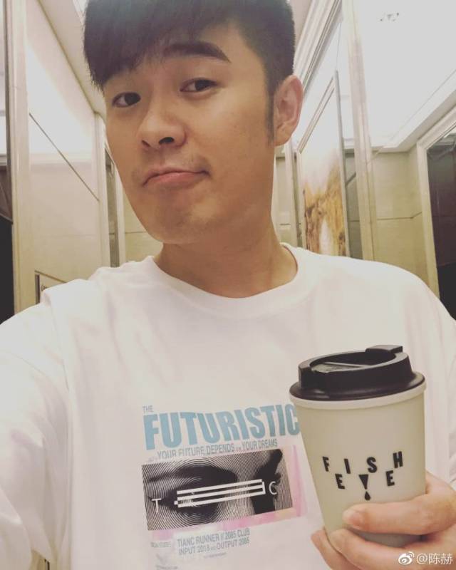 陈赫晒健身照,胡子也太抢眼了,没想到留胡子陈赫这么男人!