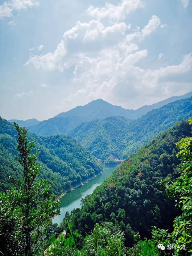 这条古道还是欣赏巾仙溪水库的好去处,我们在快到古道顶的地方,左拐去