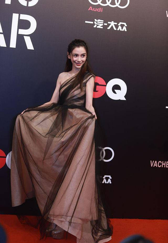 angelababy身着飘纱公主裙亮相 单肩秀锁骨
