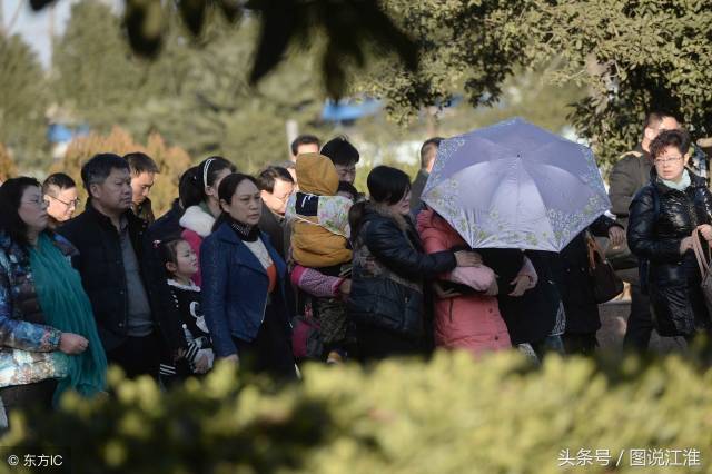 女子抱着黑布骨灰盒回家,3岁儿子问爸爸怎么躺得下,姐姐哭晕了