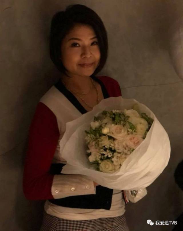 好sweet啊~55岁黄德斌娶老婆 两人穿情侣装结婚!