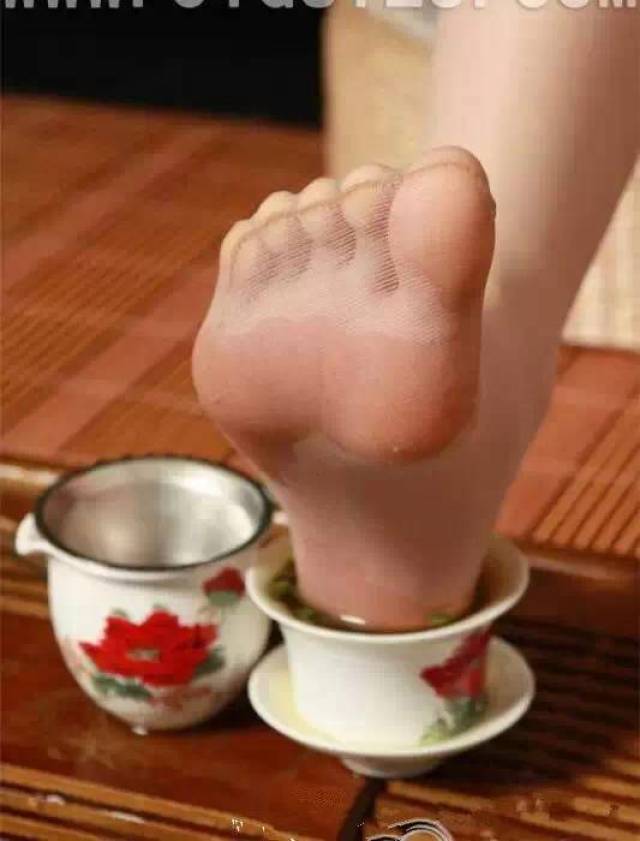 奇葩|众目睽睽之下美女竟然用脚泡茶!