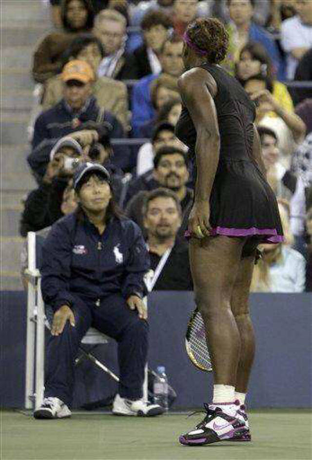 网球场罕见一幕,小威骂裁判被罚一局!输球又输