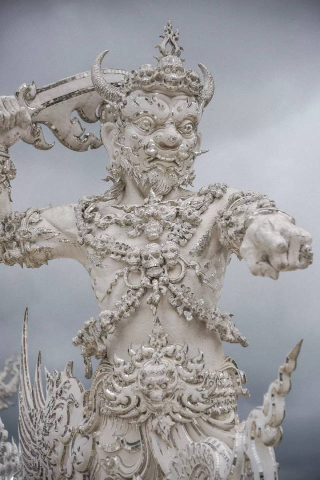 泰国灵光寺,地狱和天堂的综合体,就是搞个钢铁