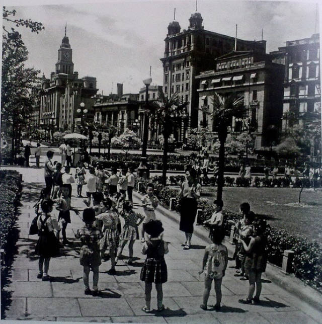 历史老照片:60年代的上海,儿童户外活动.
