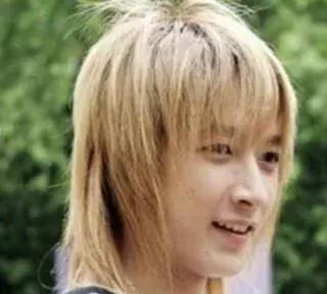 明星顶着爆炸头的非主流时期:迪丽热巴暗黑的