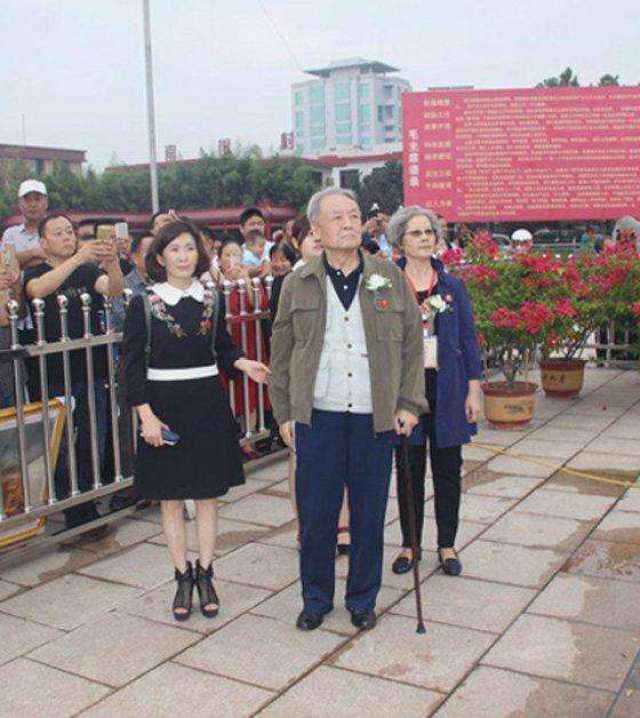 毛远新坐牢17年后改名换姓, 得知女儿双耳失聪, 他哀叹: 我连累了她
