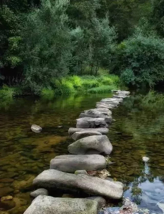 汀步设计形式:水中汀步,水面汀步,草坪汀步 汀步看似几块简单的拭面