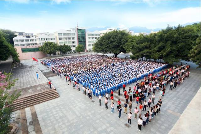 乐昌市第一中学升旗仪式现场 1,韶关市表彰的优秀教师:何国献 2,乐昌