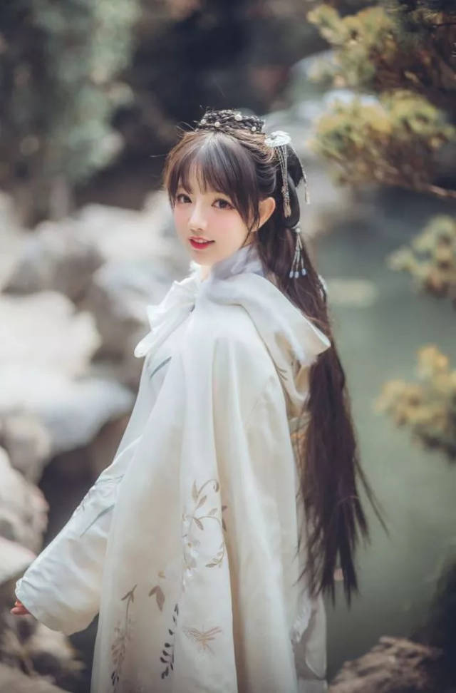 校花王奕萌就读于浙江树人大学,是跨次元科技偶像女团的成员.