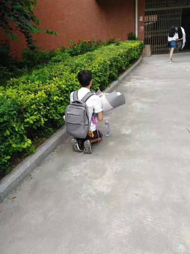 广东一高校男生在女生宿舍长跪不起,引发学生争议!