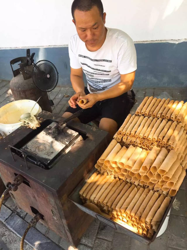 老板姓赵,专做手工鸡蛋卷,卖个这能卖8年,可谓匠人鸡蛋卷精神了.