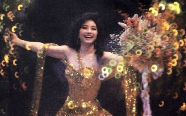 69岁徐小凤近照:梅艳芳唱她的歌出道,邓丽君敬